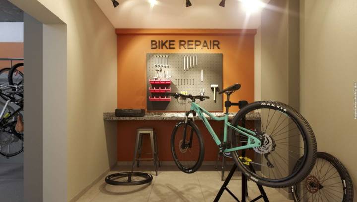 Espaço para manutenção de bicicletas com ferramentas e bancada