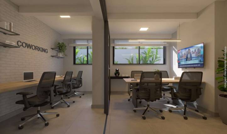Coworking com estações de trabalho e televisão