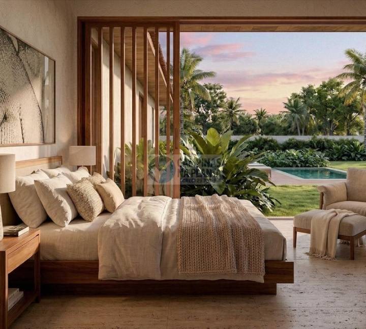 Dormitório com ampla abertura para jardim e piscina em residência térrea