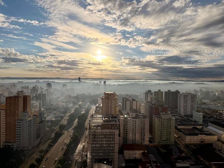 Vista panorâmica de Campinas a partir do apartamento mobiliado no Sirius Patriani em andar alto