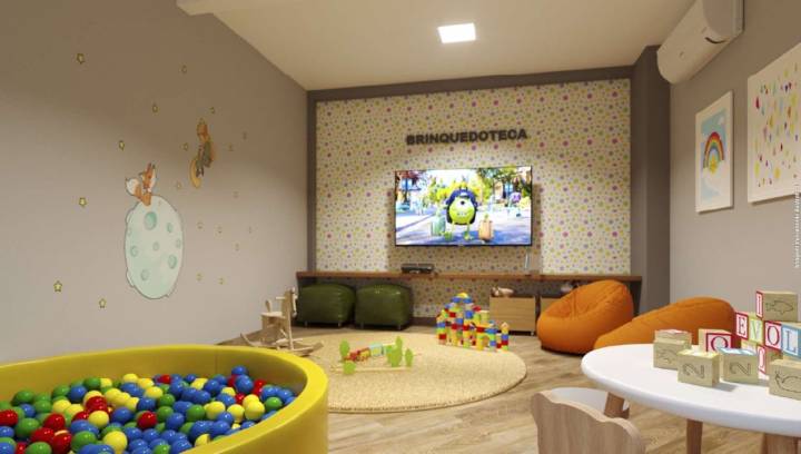 Brinquedoteca com brinquedos, televisão e espaço infantil decorado