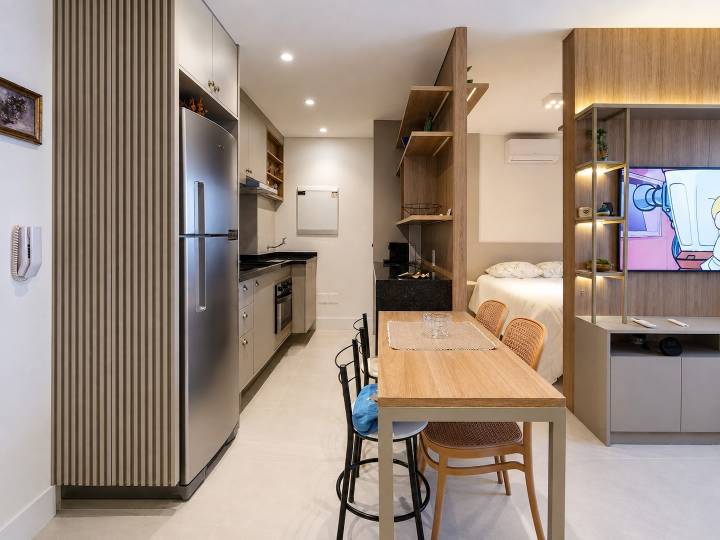 Cozinha planejada do apartamento mobiliado à venda em Campinas integrada ao ambiente de jantar e dormitório