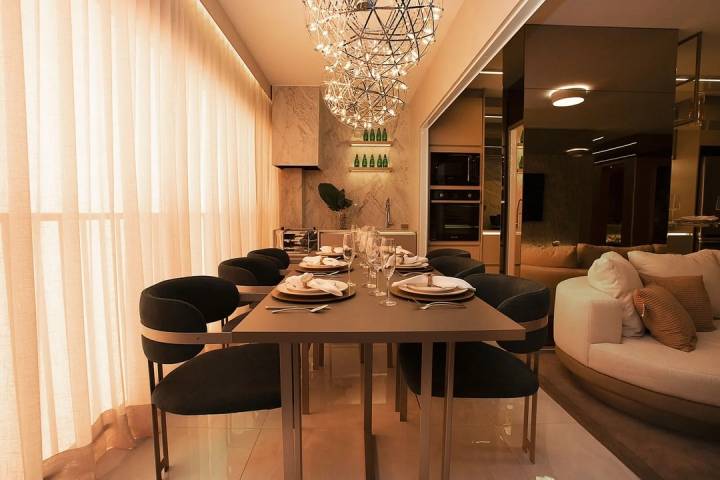 Sala de jantar próxima à varanda no apartamento decorado