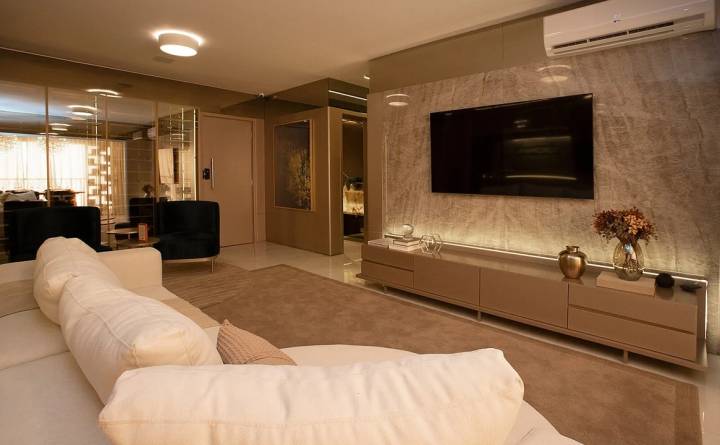 Sala de estar do apartamento decorado com painel de TV