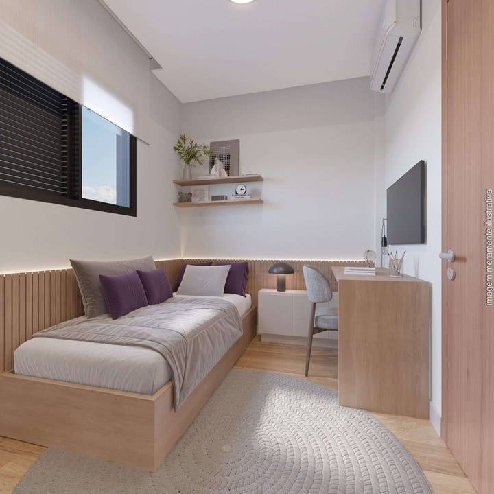 Quarto do apartamento com cama, bancada e televisão