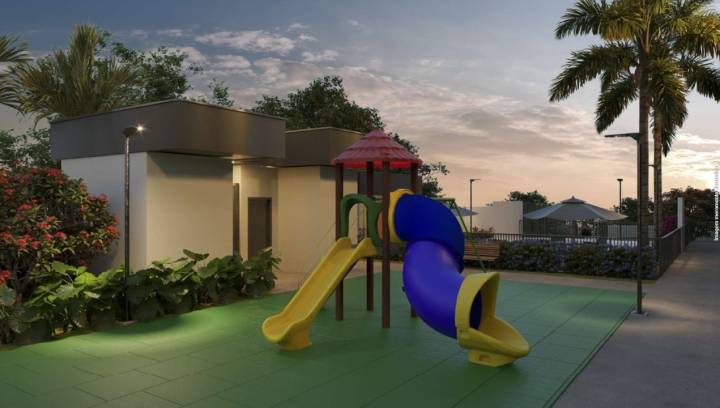 Playground com brinquedo infantil em área externa ajardinada