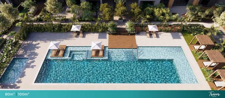Piscina com deck e espreguiçadeiras na área de lazer