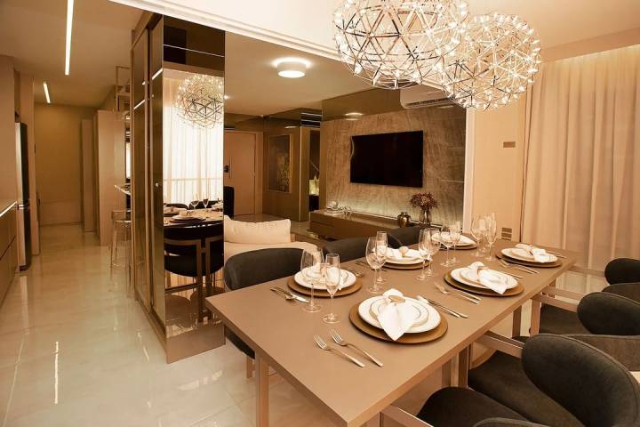 Sala de jantar do apartamento decorado em vista lateral