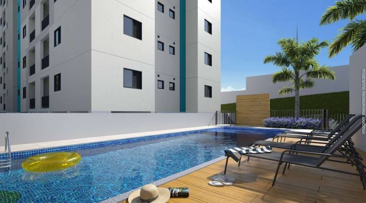 Piscina com deck, espreguiçadeiras e área externa