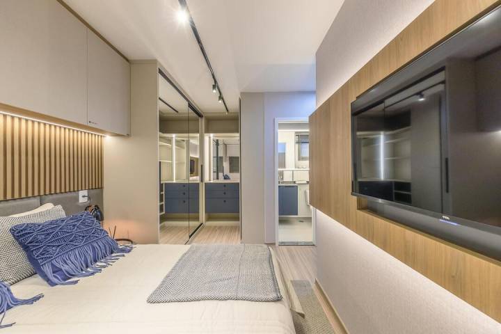 Suíte decorada do Brisas Bella Città com conforto e iluminação natural.