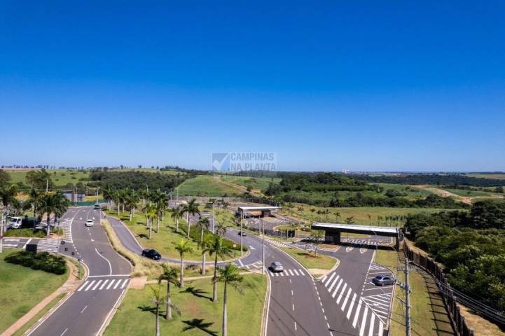 foto do acesso ao Tiê Campinas, mostrando as portarias social e de serviço do lado direito da foto, com a Avenida "Nova Mackenzie" do lado esquerdo