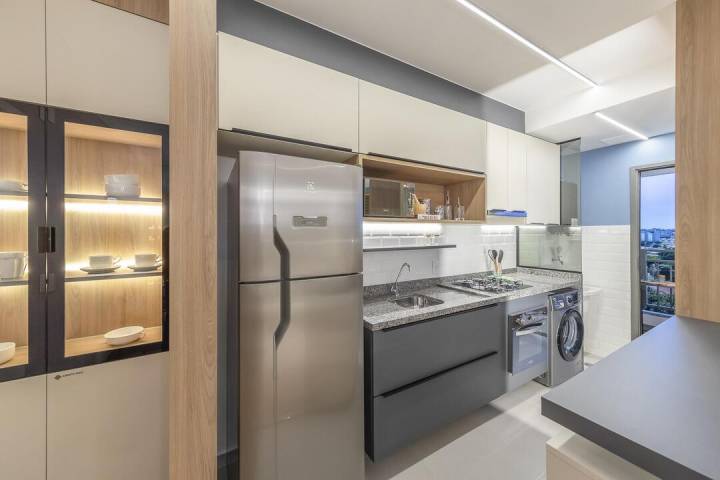 Cozinha do Brisas Bella Città integrada à área de serviço.