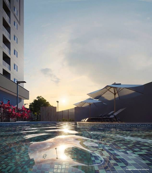 Piscina do condomínio com deck e espreguiçadeiras em Campinas ao entardecer